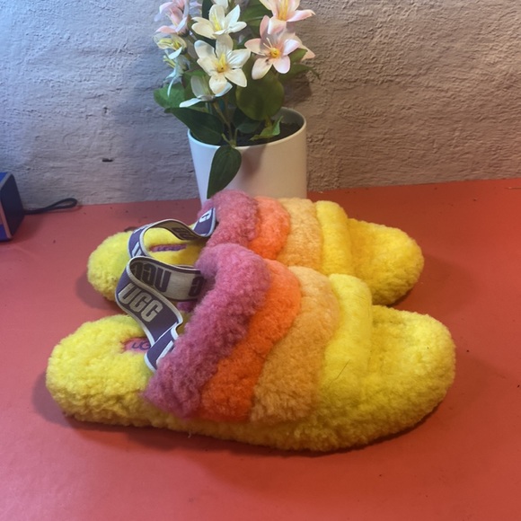 Girls Ugg slippers SZ 3 - Picture 2 of 7